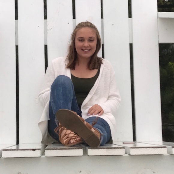 Profile Picture of Carlie Chevrier (@carliechevrier) on Poshmark