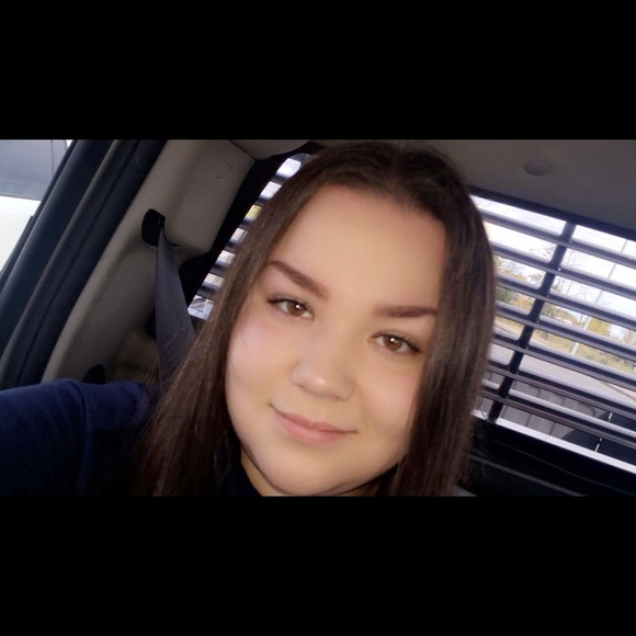 Profile Picture of Danielle Bobrowski (@danielle_jb) on Poshmark
