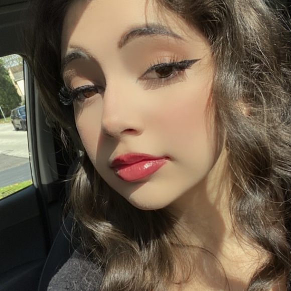 Profile Picture of Sophia Jacott (@sophiajacott) on Poshmark