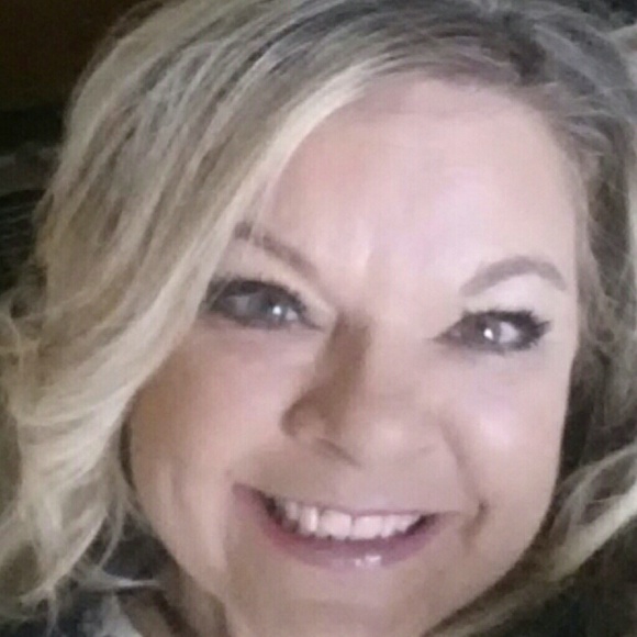 Profile Picture of Gina Lezark (@gigi0427) on Poshmark