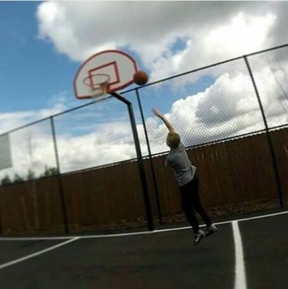 Profile Picture of Dillon Arnold (@dillon4827) on Poshmark