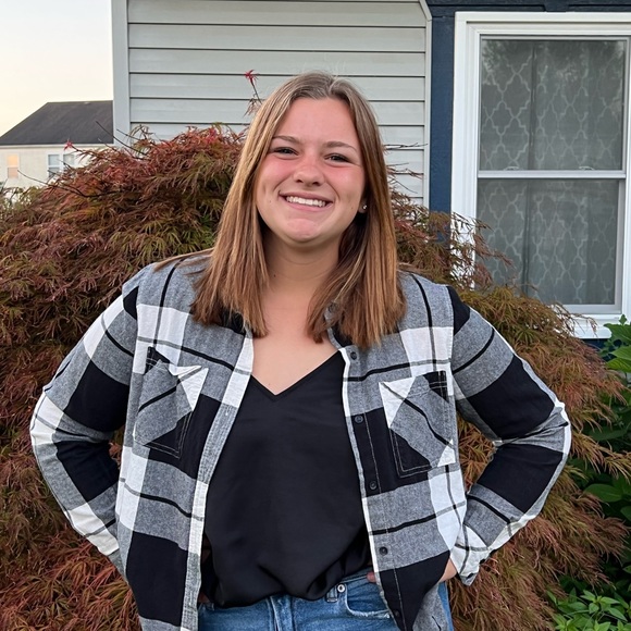 Profile Picture of Ele Suhayda (@elesuhayda) on Poshmark