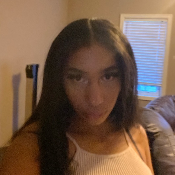 Profile Picture of Tonneiyah Kemp-dawes (@tonneiyahk) on Poshmark