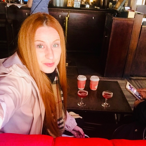 Profile Picture of Della Vaslet (@dellavaslet) on Poshmark