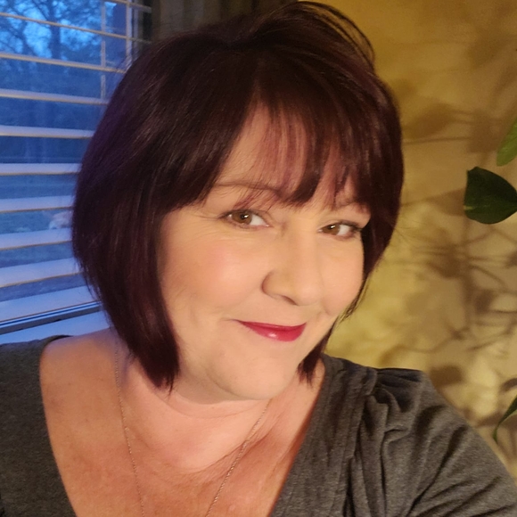 Profile Picture of Amy Temperley (@atemperley) on Poshmark