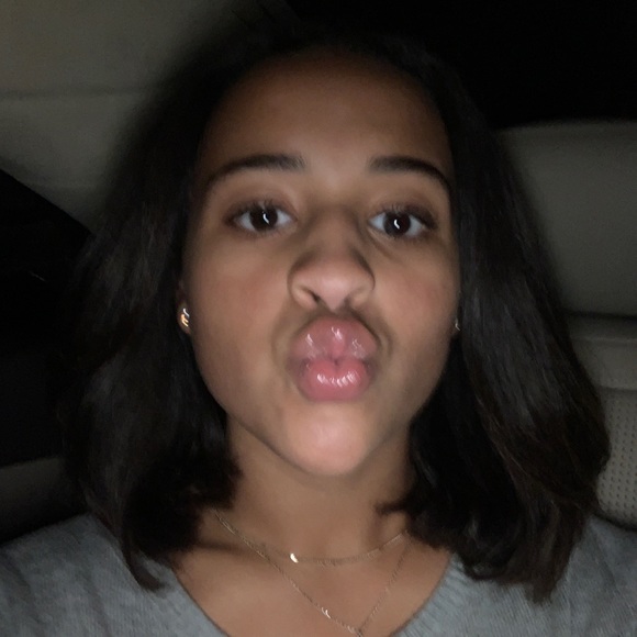 Profile Picture of Prestyn Barjona (@anayabarjona) on Poshmark