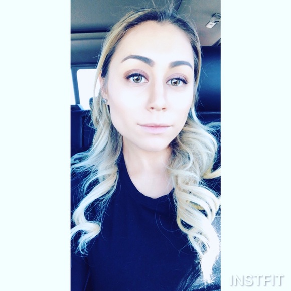 Profile Picture of Evangeline Barbisan (@evangelinett) on Poshmark