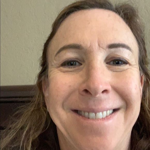 Profile Picture of Lori Glazer (@lori_glazer) on Poshmark