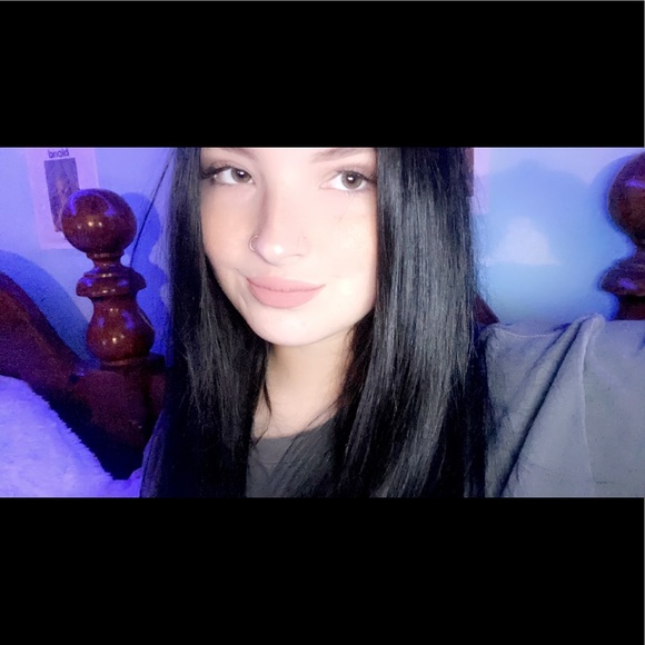 Profile Picture of Emma Brumbelow (@emma042704) on Poshmark