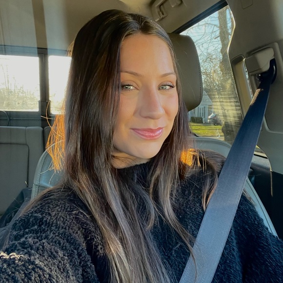 Profile Picture of Alexis Stratman (@alexisstratm232) on Poshmark