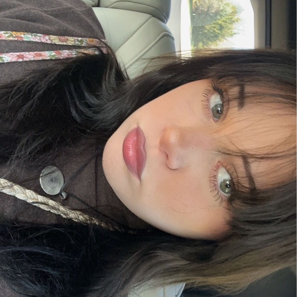 Profile Picture of Ava Botimer (@avabotimer32) on Poshmark