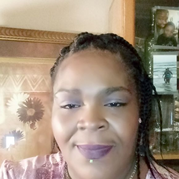 Profile Picture of Lynn Cooper (@lynncooper613) on Poshmark