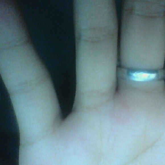 Profile Picture of Hellen Goku (@holenguoku) on Poshmark