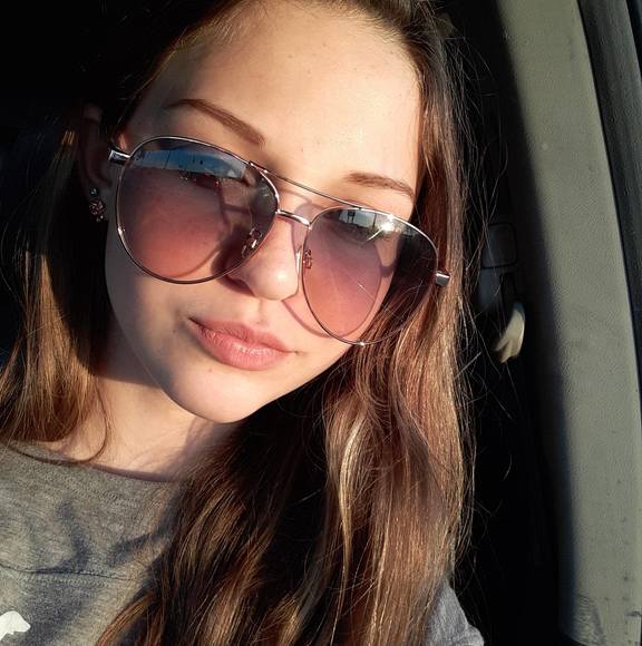 Ivy ellen Coalson - Poshmark Profile Picture of Ivy ellen Coalson (@ivyellencoalson) on Poshmark