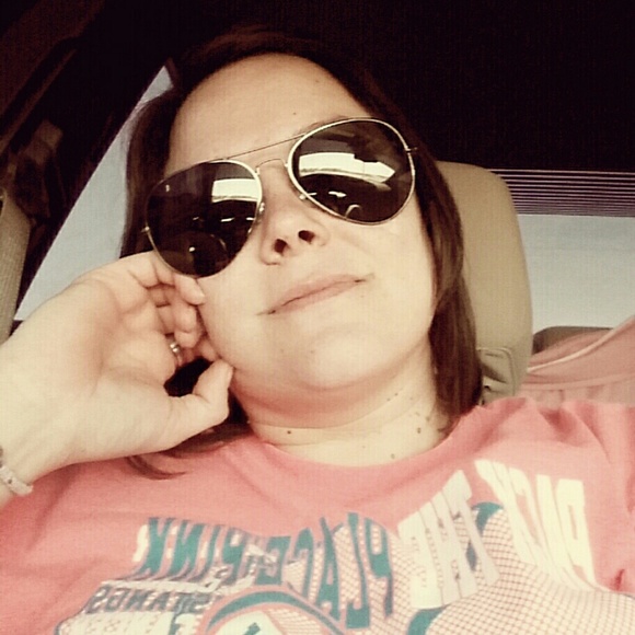 Profile Picture of Kim Oswald (@kjesmom) on Poshmark