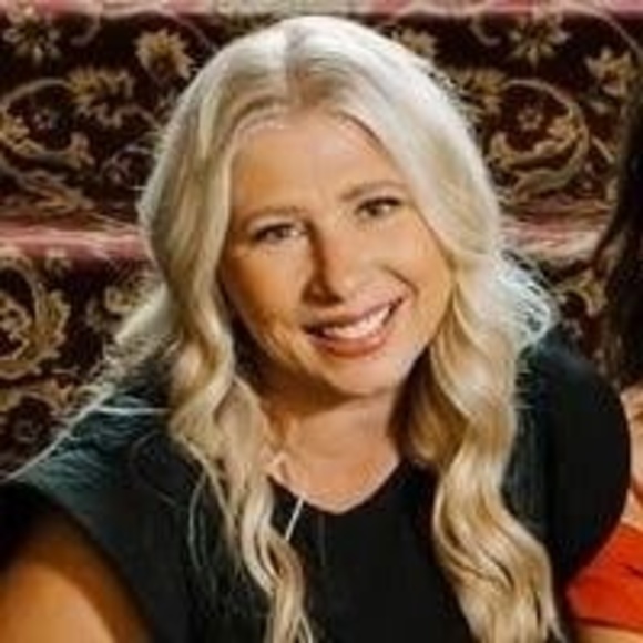 Profile Picture of Deb Lambert (@deb_lambert) on Poshmark