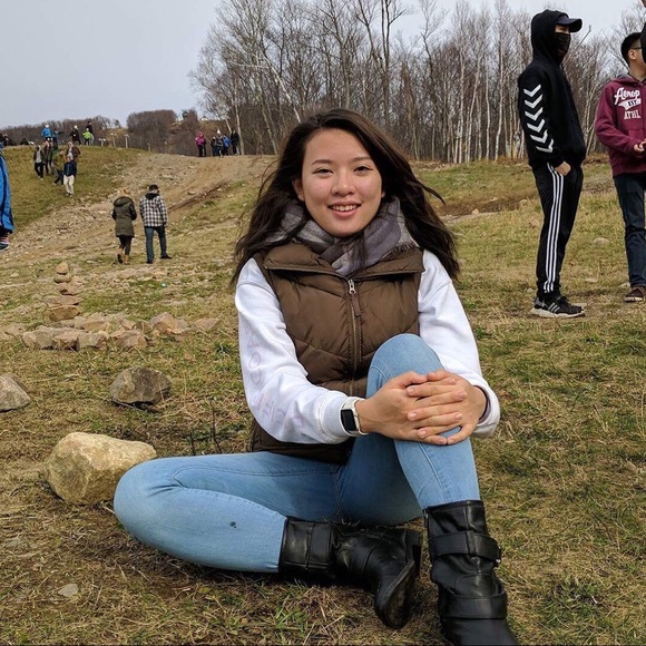 Profile Picture of Aline Nguyen (@aline_ng) on Poshmark
