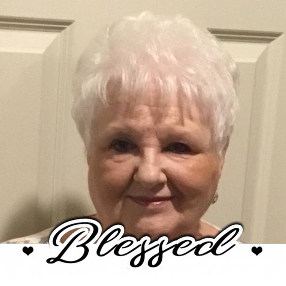 Profile Picture of Anne Robbins (@darobbins1) on Poshmark