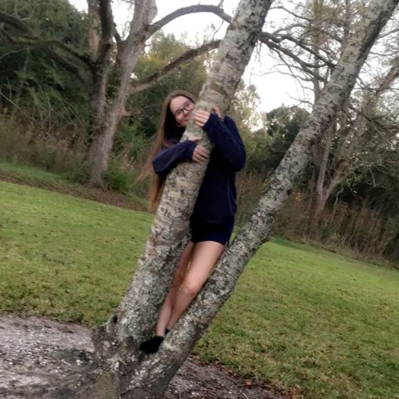 Profile Picture of Chloe Rizzuto (@chloeeerrr) on Poshmark