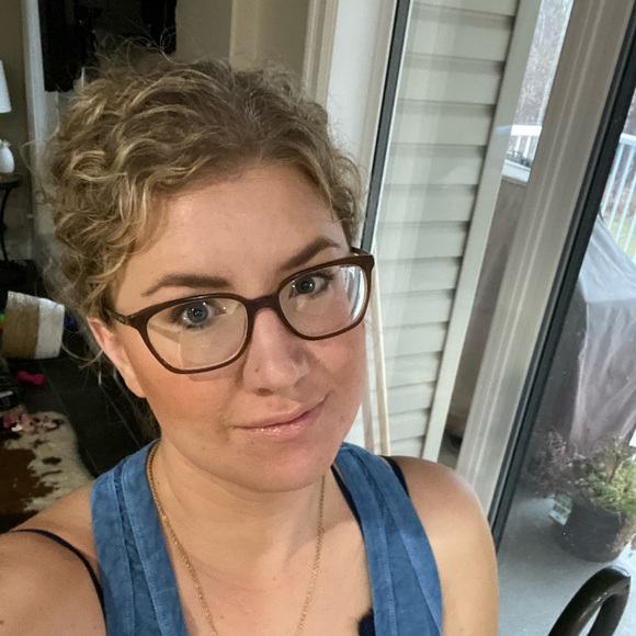 Profile Picture of Elizabeth Read (@elizabethr274) on Poshmark