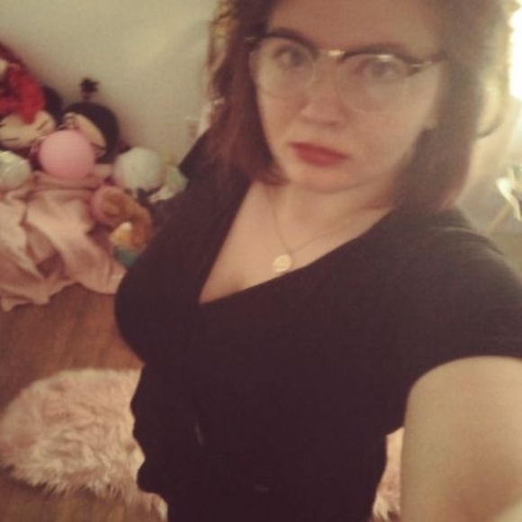 Profile Picture of Heather Cakes (@heather_cakes) on Poshmark