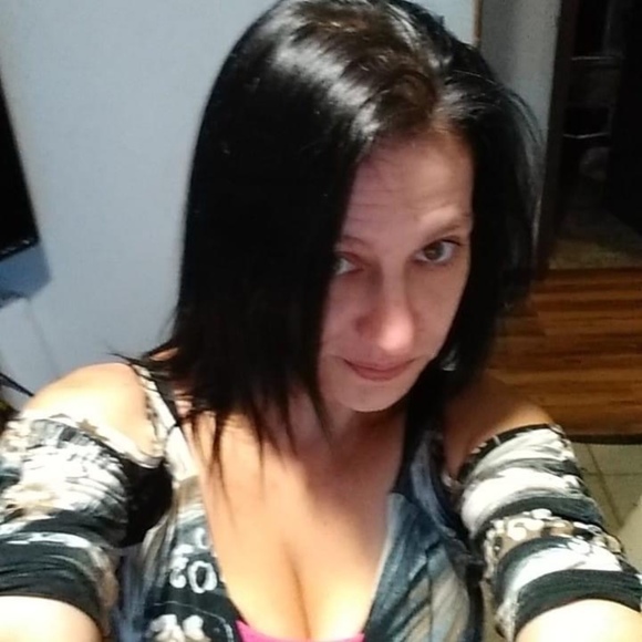 Profile Picture of Becky Stone (@bbstoney198) on Poshmark