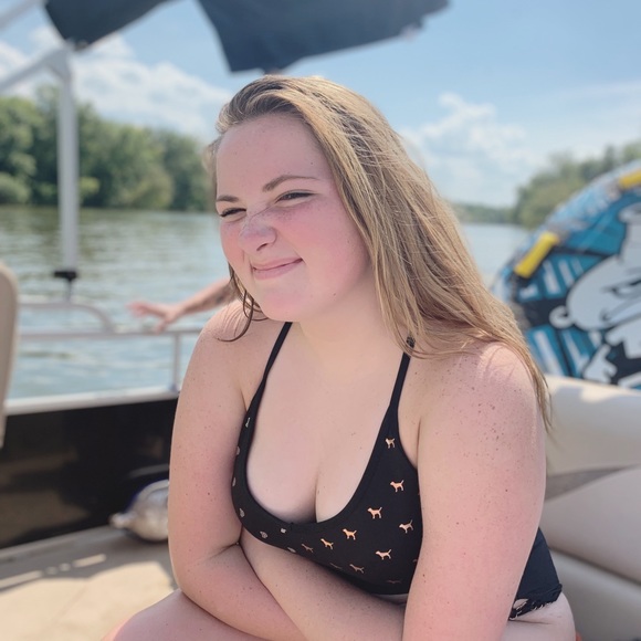 Profile Picture of Olivia Parsons (@oliviaparsons98) on Poshmark