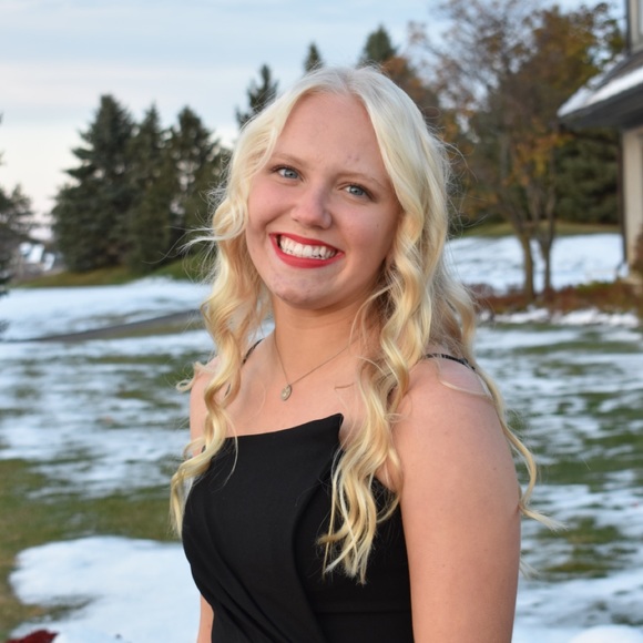 Profile Picture of Bella Daniels (@isabeed14) on Poshmark