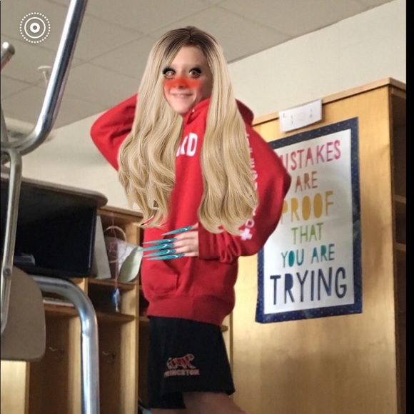 Profile Picture of Neve Tinsky (@neveserena) on Poshmark