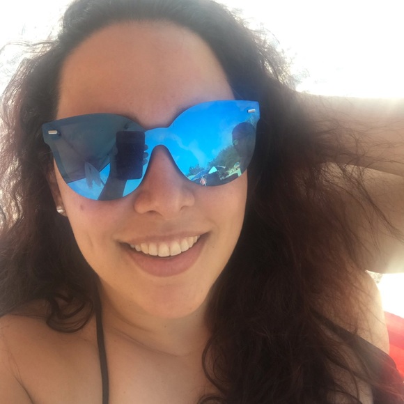 Profile Picture of Carolina Quintero (@carolinaqr83) on Poshmark