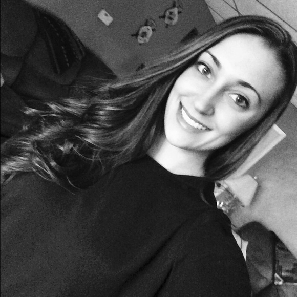 Profile Picture of Victoria Lauver (@vlauver) on Poshmark