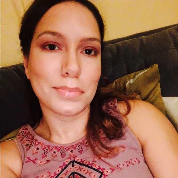 Profile Picture of Luz Melo (@urbanbutterfly6) on Poshmark