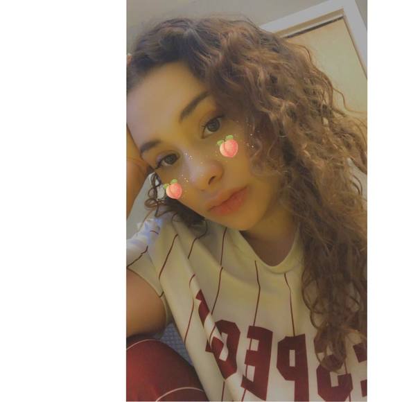 Profile Picture of Julia Darling (@juliasavage1999) on Poshmark
