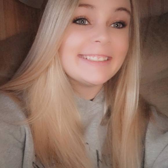 Profile Picture of Anna marie Lindecamp (@annal17) on Poshmark