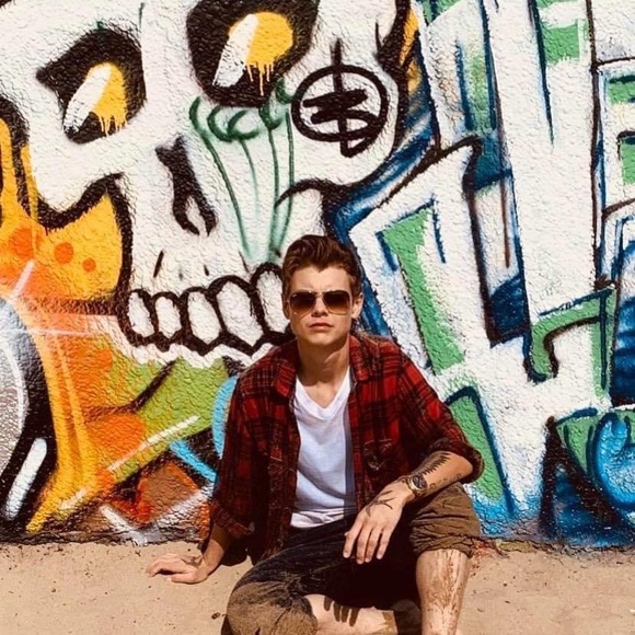 Alexander Duranté - Poshmark Profile Picture of Alexander Duranté (@durante0513) on Poshmark