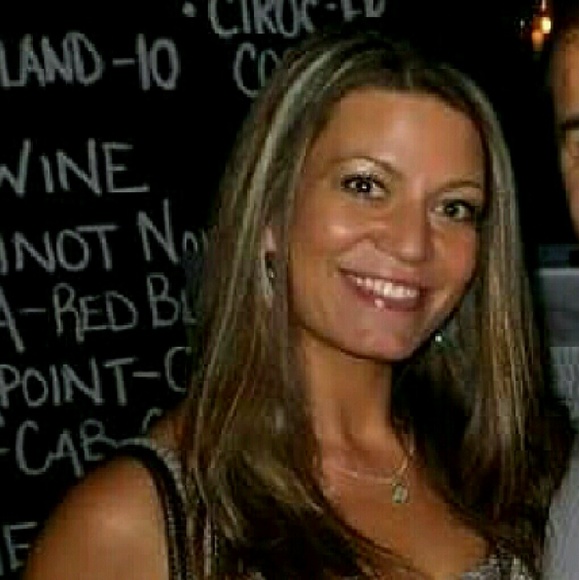 Profile Picture of Tara Greene (@tvine) on Poshmark