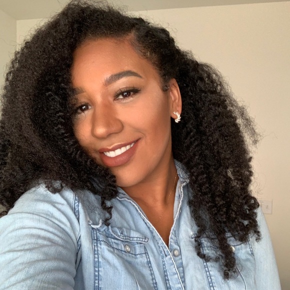 Profile Picture of Fee C (@feecastro) on Poshmark