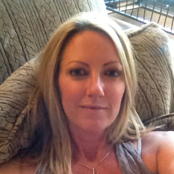 Profile Picture of Dani Thompson (@danit99) on Poshmark