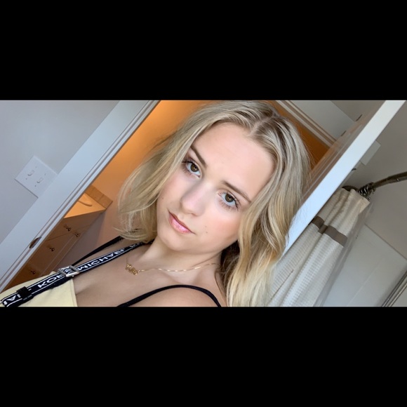 Profile Picture of Alonnah Griffis (@alonnahgr) on Poshmark