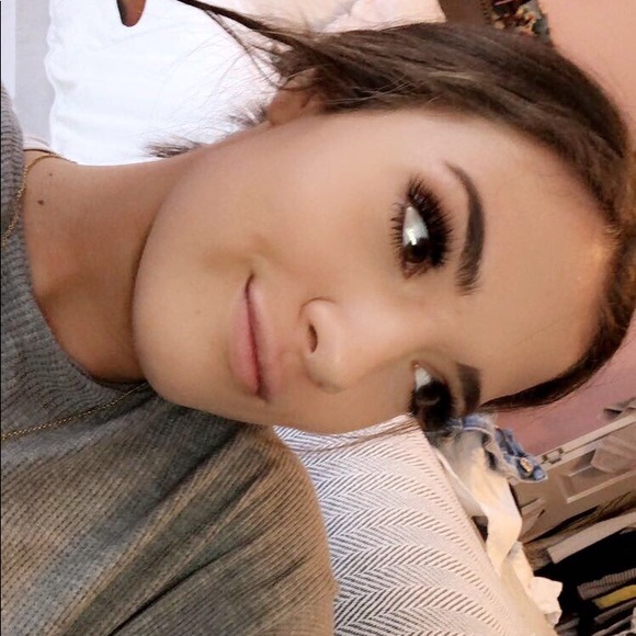 Profile Picture of Cora Wohlgamuth (@cora_wohlgamuth) on Poshmark