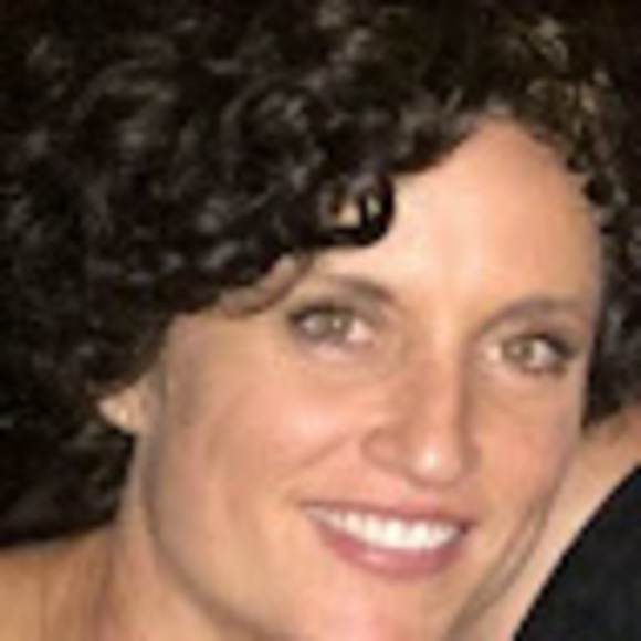 Profile Picture of Elizabeth Dunne (@lizzodunne) on Poshmark