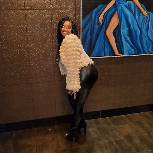 Profile Picture of Alecia Stovall (@aleciastovall) on Poshmark