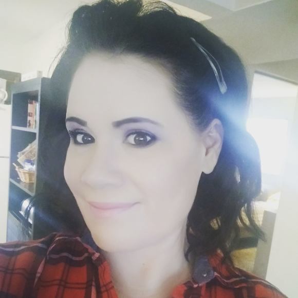 Profile Picture of Tammy Simonelli (@tammy_simonelli) on Poshmark