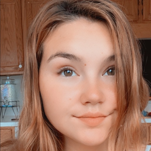 Profile Picture of Amanda Benson (@amandabenson276) on Poshmark