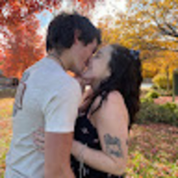 Profile Picture of Adrian Frontera (@adrianfrontera7) on Poshmark