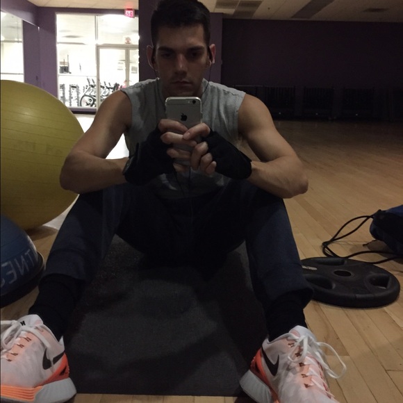 Profile Picture of Joseph Veazey (@josephveazey) on Poshmark