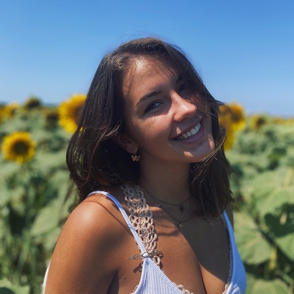 Profile Picture of Amanda Silberberg (@amandasilb) on Poshmark