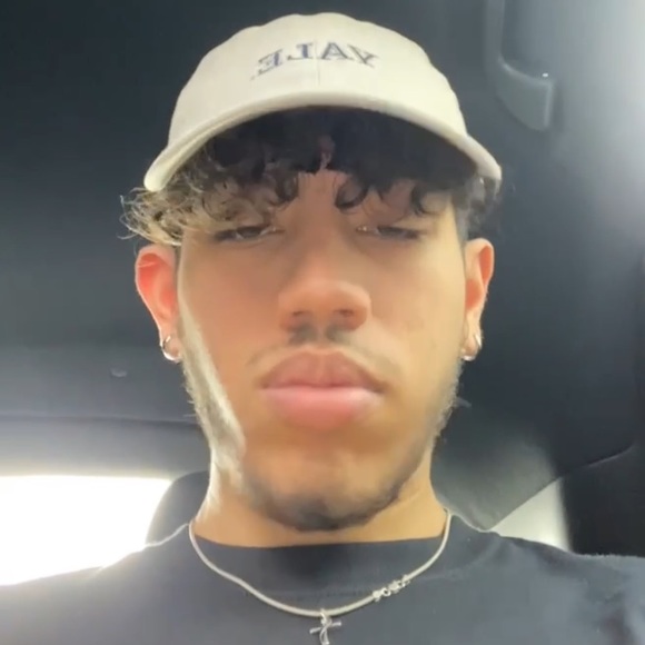 Profile Picture of Kevin Marin (@kevinmar1n) on Poshmark