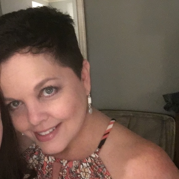 Profile Picture of Leslie Dupree (@lesliendupree) on Poshmark