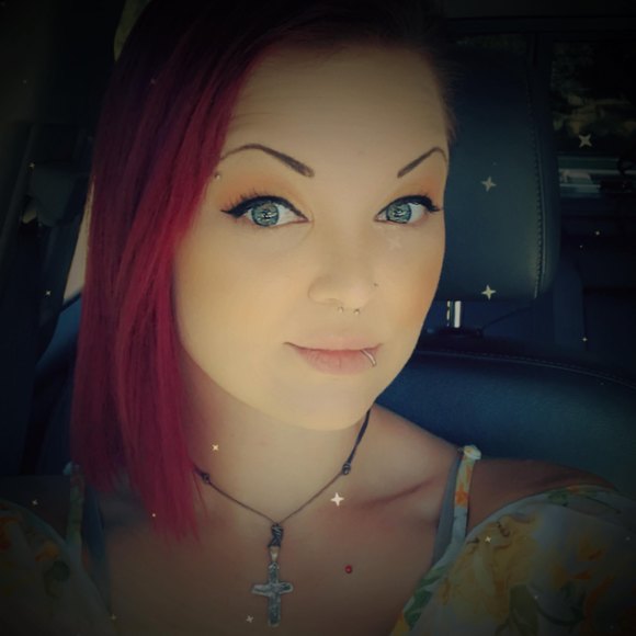 Profile Picture of Rhiannan Bartole (@rhibug92) on Poshmark